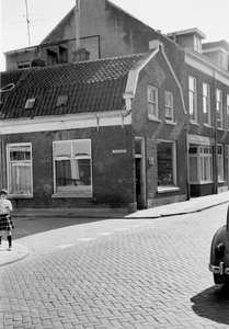 58332 Gezicht op de hoek van de Herenweg (rechts( en de Singelstraat te Utrecht, met in het midden het hoekhuis Herenweg 69.